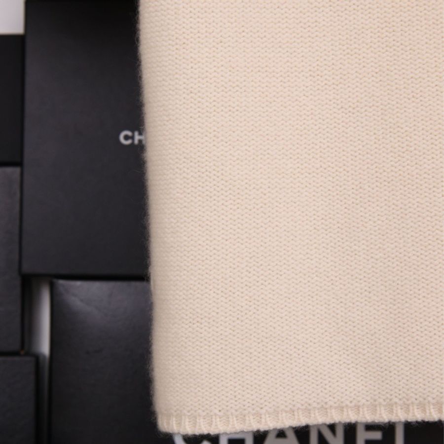 Chanel 06年奶白色山羊绒镂空花边袖口针织圆领短袖上衣外套半裙套装-53