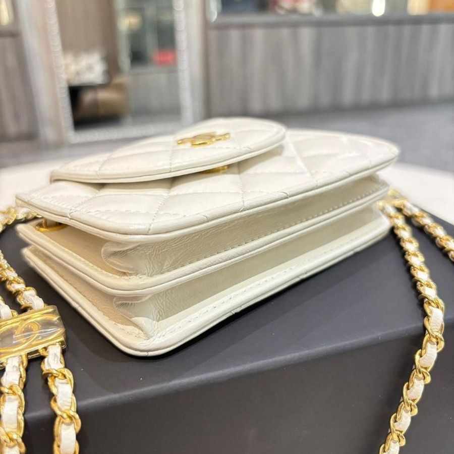 CHANEL 白色菱格紋mini翻蓋鏈包 (芯片款)-4