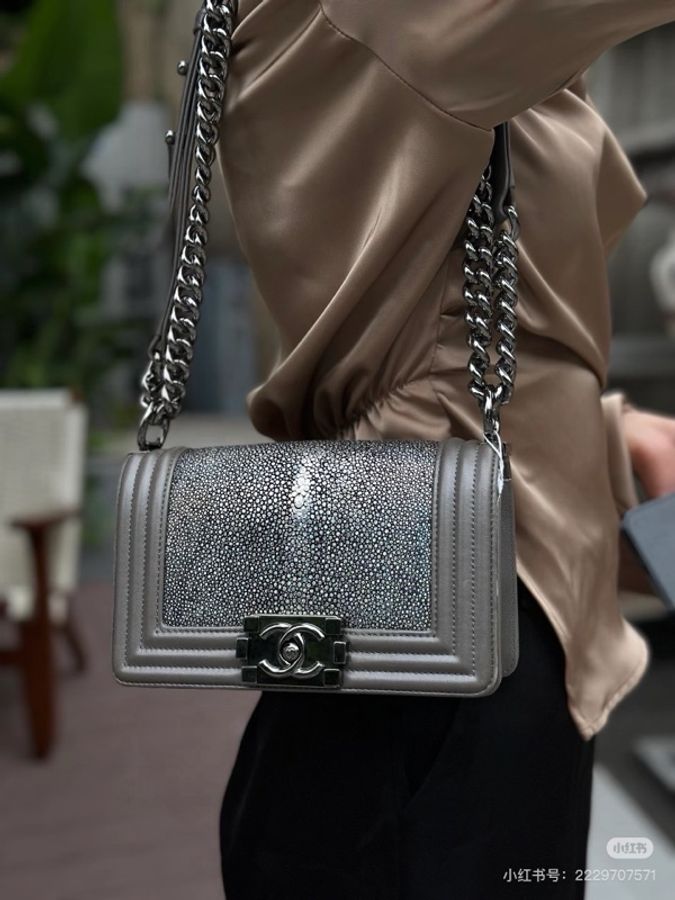 ✨ CHANEL Le Boy 珍珠魚皮肩背斜背包 ✨-1