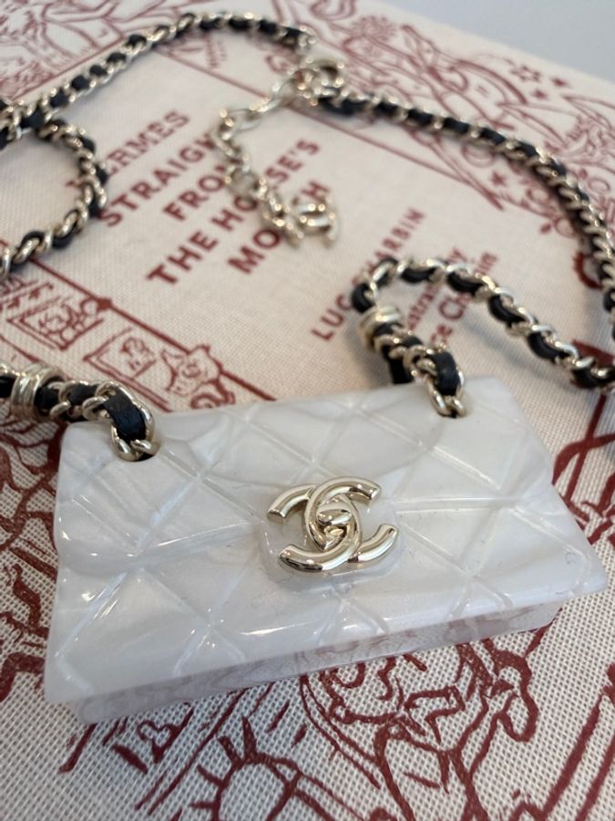 Chanel✨珠光貝殼感壓克力經典皮穿鏈CF包包鏈條項鍊 可當包掛吊飾 原價四五萬-9