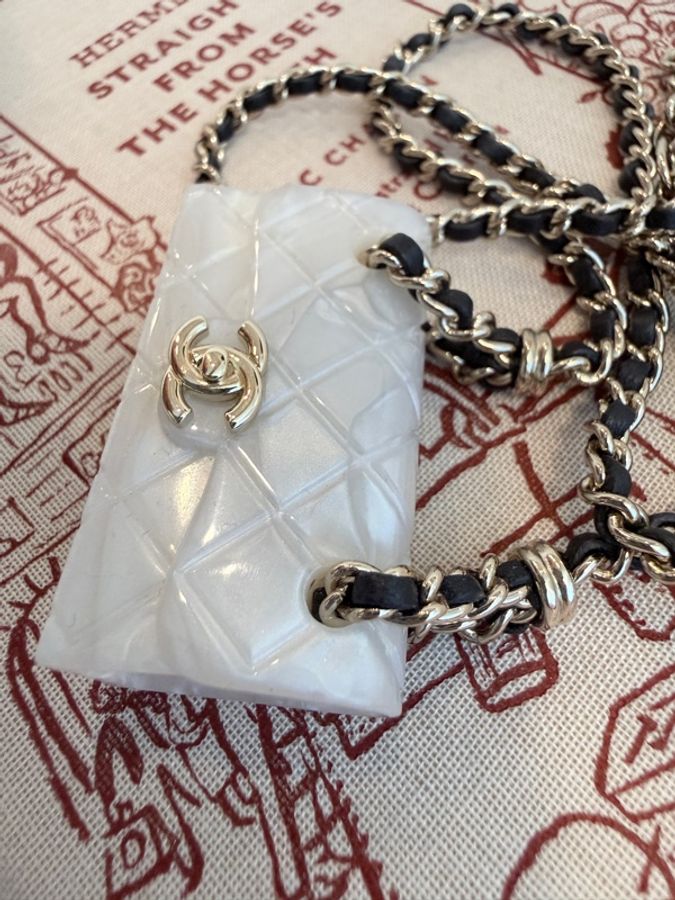 Chanel✨珠光貝殼感壓克力經典皮穿鏈CF包包鏈條項鍊 可當包掛吊飾 原價四五萬-21