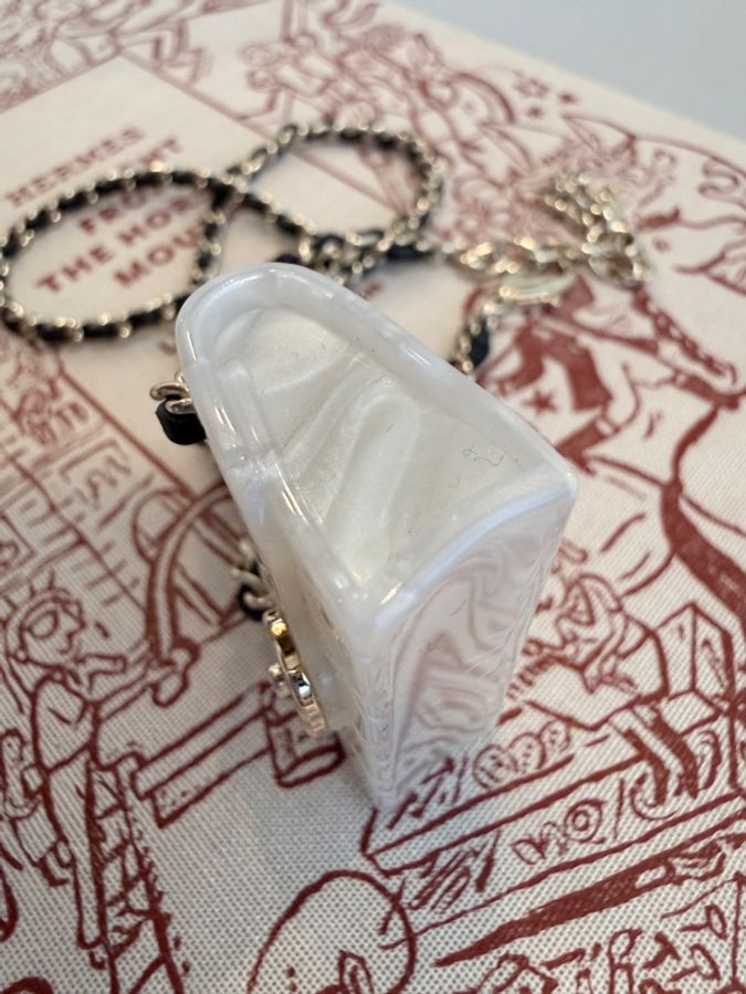 Chanel✨珠光貝殼感壓克力經典皮穿鏈CF包包鏈條項鍊 可當包掛吊飾 原價四五萬-22