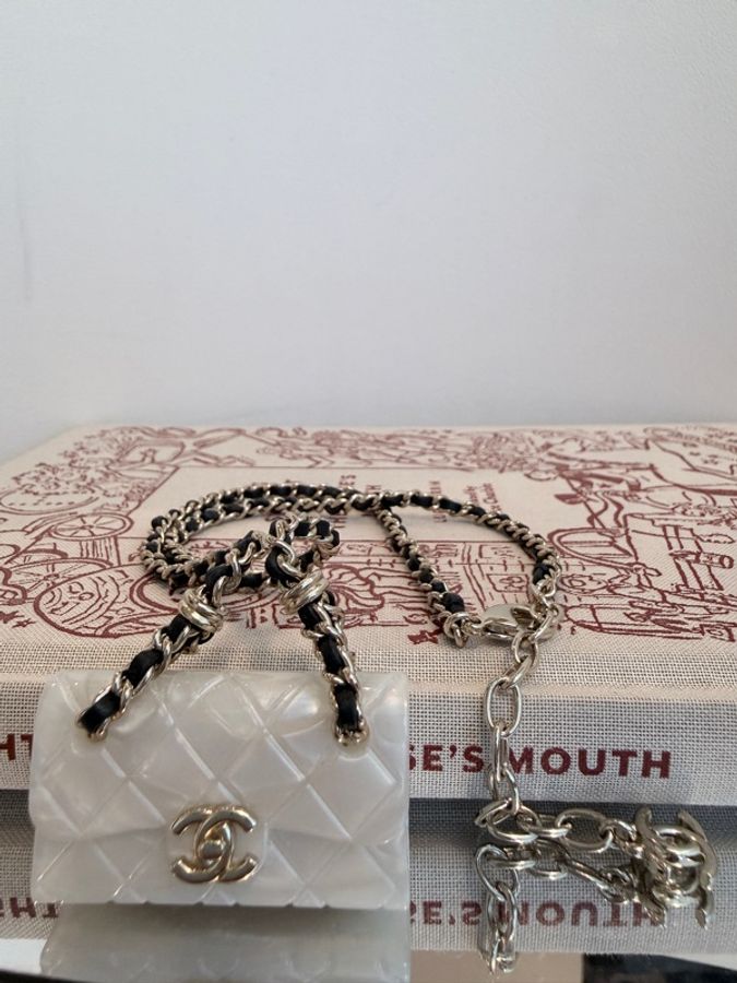 Chanel✨珠光貝殼感壓克力經典皮穿鏈CF包包鏈條項鍊 可當包掛吊飾 原價四五萬-26