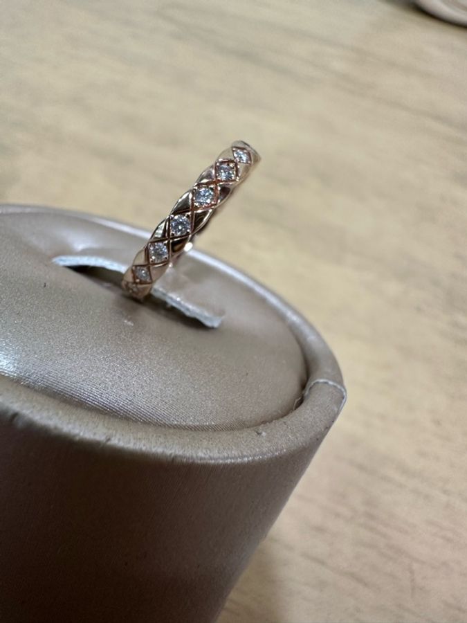 Chanel 18K米金菱格紋鑲鑽窄版coco crush戒指J11786-0