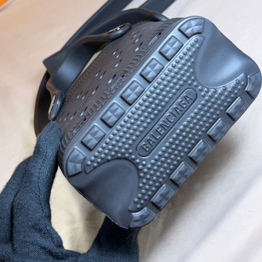 ‼️超級可愛 巴黎世家 Balenciaga 洞洞鞋造型 橡膠霧黑肩背包 斜背包 手提包-6
