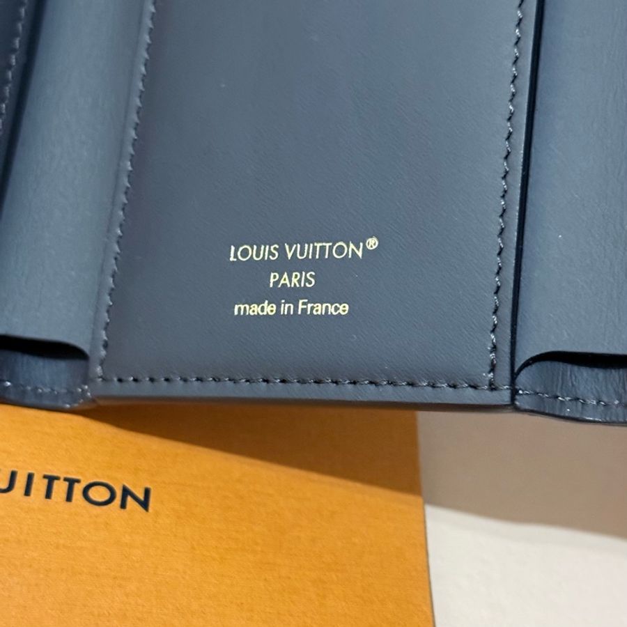 【全新】Louis Vuitton LV灰米色牛皮短夾 金屬扣-4