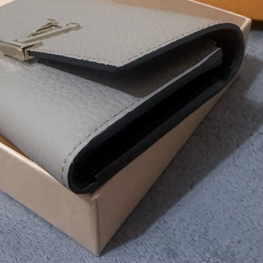 【全新】Louis Vuitton LV灰米色牛皮短夾 金屬扣-8