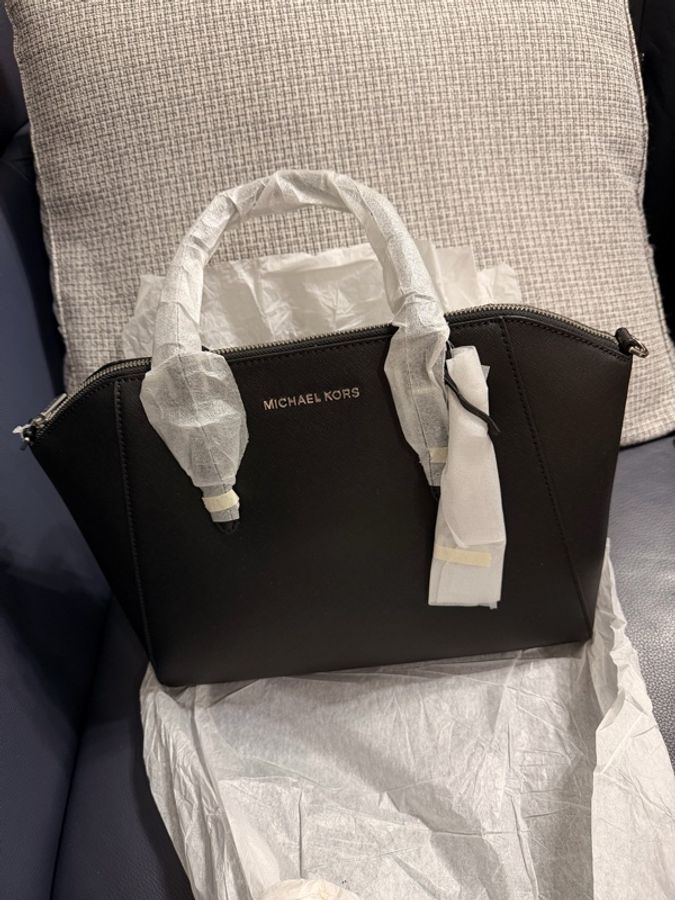 Michael Kors 防刮牛皮貝殼包 / 側翼手提斜背包(黑色)-0