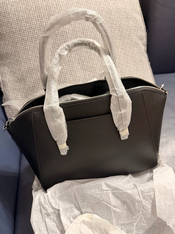 Michael Kors 防刮牛皮貝殼包 / 側翼手提斜背包(黑色)-4