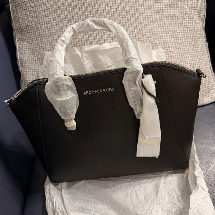 Michael Kors 防刮牛皮貝殼包 / 側翼手提斜背包(黑色)-6