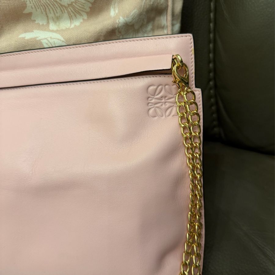 羅意威 櫻花粉 粉紅色 斜背包 粉紅皮革 櫻花色 loewe sakura pink T Pouch bag 斜背包 側背包 相機包 腋下包 斜背包 斜挎包 手拿包 手提包 包包 收納包 化妝包 粉紅色皮革-1