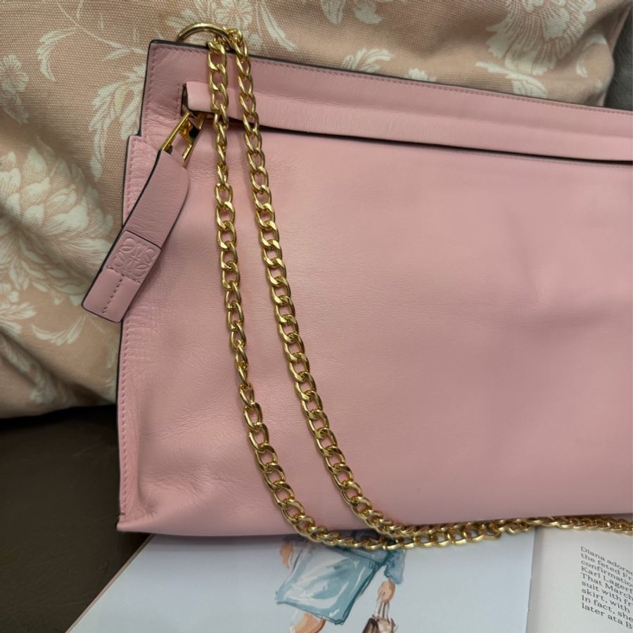 羅意威 櫻花粉 粉紅色 斜背包 粉紅皮革 櫻花色 loewe sakura pink T Pouch bag 斜背包 側背包 相機包 腋下包 斜背包 斜挎包 手拿包 手提包 包包 收納包 化妝包 粉紅色皮革-2