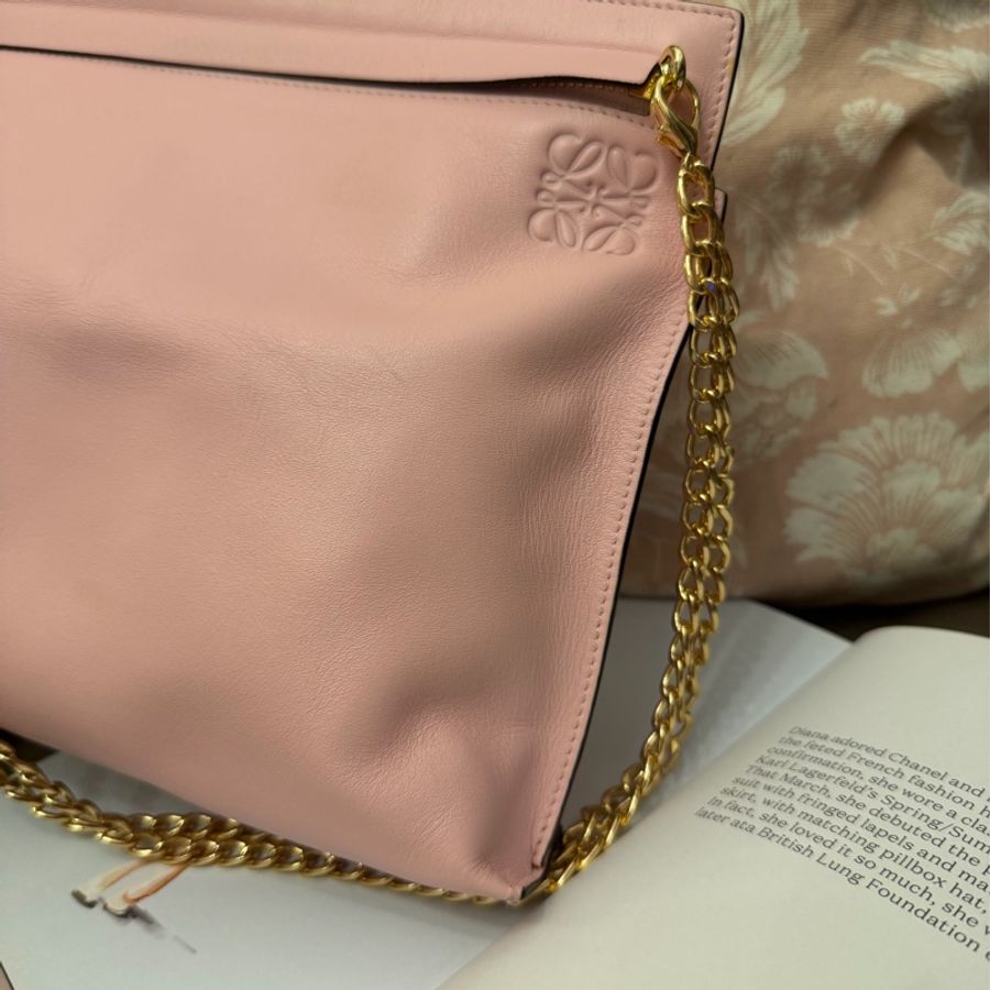 羅意威 櫻花粉 粉紅色 斜背包 粉紅皮革 櫻花色 loewe sakura pink T Pouch bag 斜背包 側背包 相機包 腋下包 斜背包 斜挎包 手拿包 手提包 包包 收納包 化妝包 粉紅色皮革-8