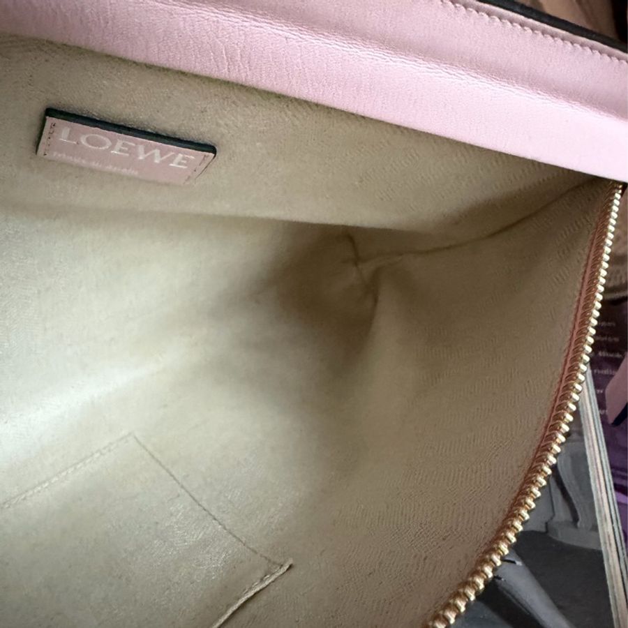 羅意威 櫻花粉 粉紅色 斜背包 粉紅皮革 櫻花色 loewe sakura pink T Pouch bag 斜背包 側背包 相機包 腋下包 斜背包 斜挎包 手拿包 手提包 包包 收納包 化妝包 粉紅色皮革-17