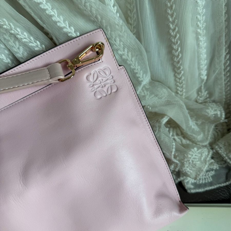 羅意威 櫻花粉 粉紅色 斜背包 粉紅皮革 櫻花色 loewe sakura pink T Pouch bag 斜背包 側背包 相機包 腋下包 斜背包 斜挎包 手拿包 手提包 包包 收納包 化妝包 粉紅色皮革-3