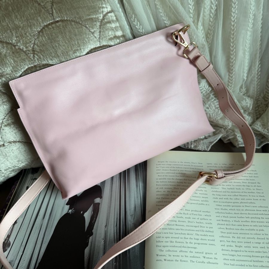 羅意威 櫻花粉 粉紅色 斜背包 粉紅皮革 櫻花色 loewe sakura pink T Pouch bag 斜背包 側背包 相機包 腋下包 斜背包 斜挎包 手拿包 手提包 包包 收納包 化妝包 粉紅色皮革-10