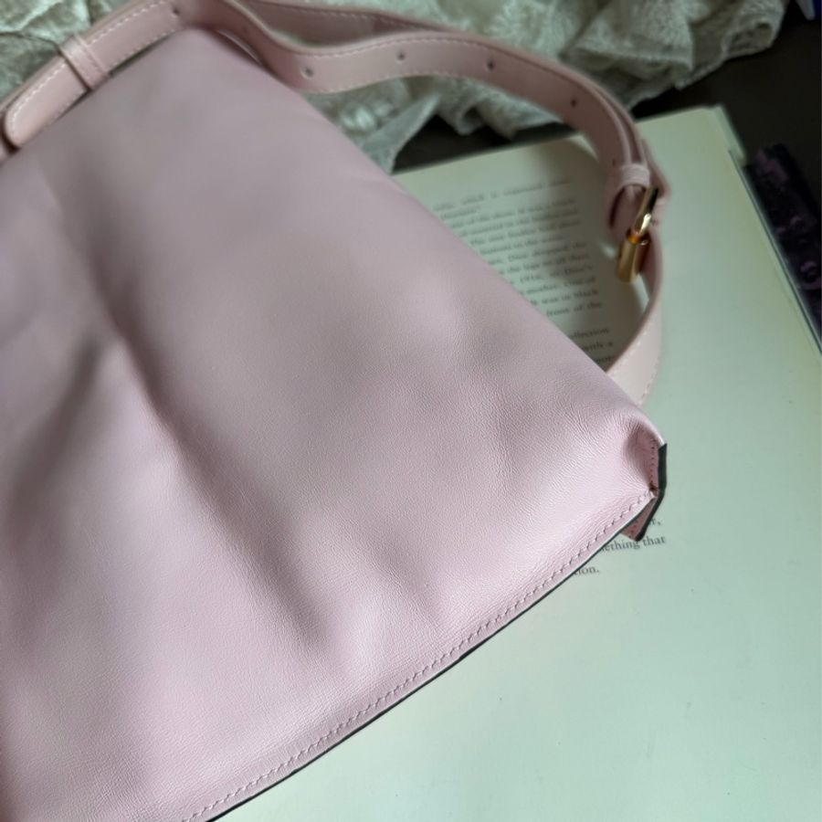 羅意威 櫻花粉 粉紅色 斜背包 粉紅皮革 櫻花色 loewe sakura pink T Pouch bag 斜背包 側背包 相機包 腋下包 斜背包 斜挎包 手拿包 手提包 包包 收納包 化妝包 粉紅色皮革-14