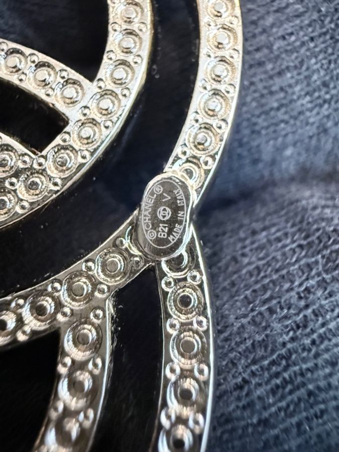 Chanel✨滿鑽LOGO鏤空胸針-15