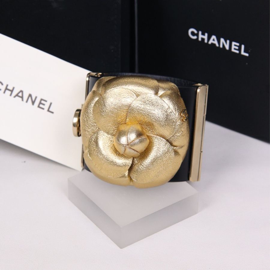 Chanel 17年金色皮革山茶花手镯-0