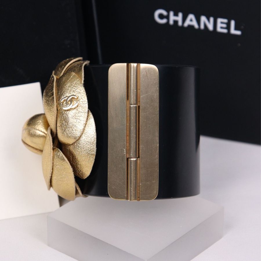 Chanel 17年金色皮革山茶花手镯-6
