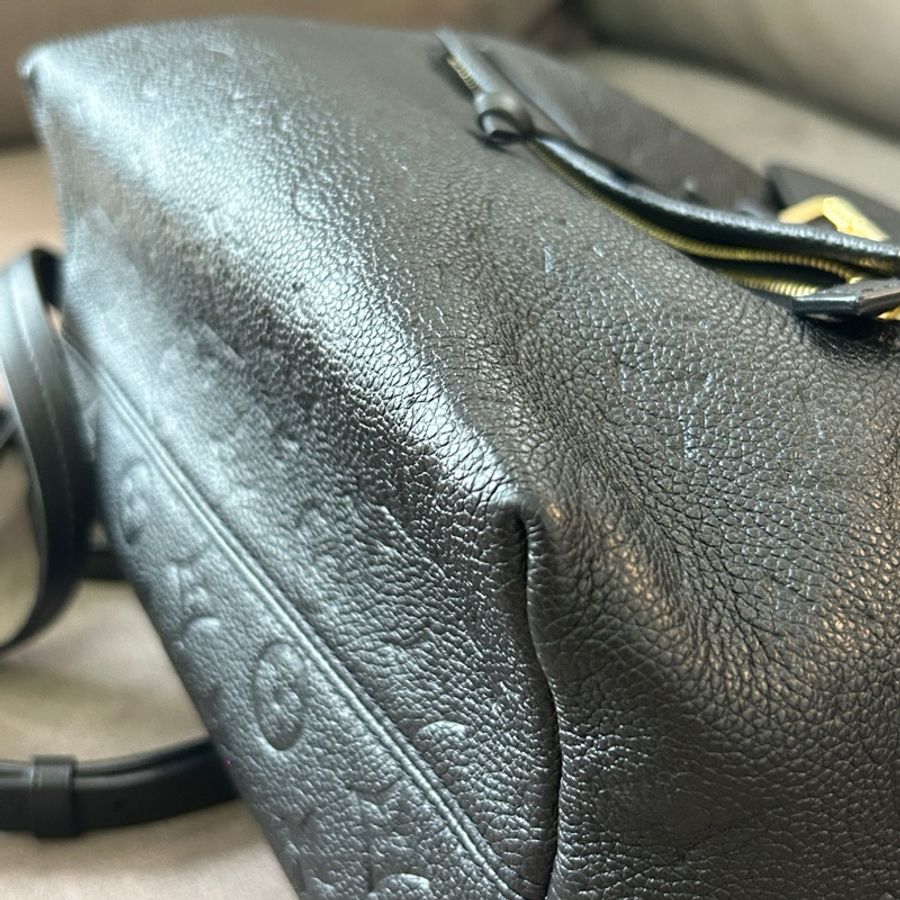LV 黑色全皮壓花牛皮雙肩背包 整體成色原始99新-7