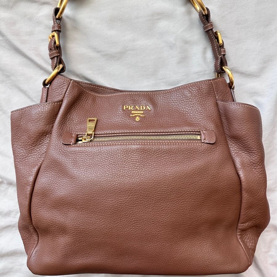 🤎 Prada 榛果奶茶棕 Hobo|通勤約會出遊一包搞定|容量超乎想像的神隊友-0