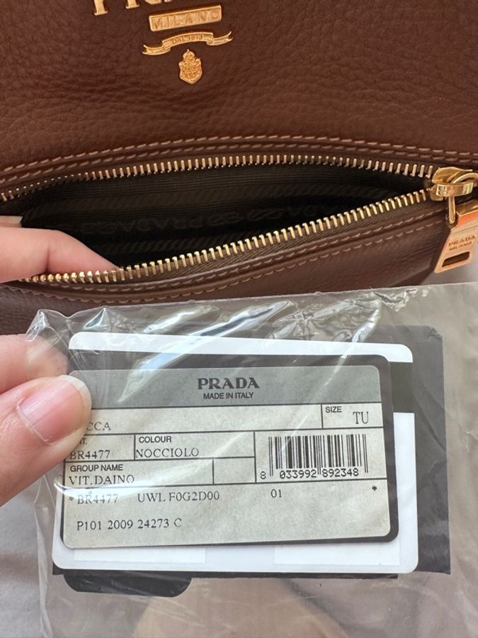 🤎 Prada 榛果奶茶棕 Hobo|通勤約會出遊一包搞定|容量超乎想像的神隊友-3