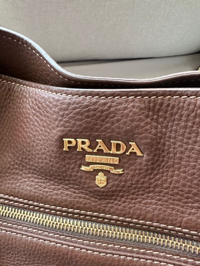🤎 Prada 榛果奶茶棕 Hobo|通勤約會出遊一包搞定|容量超乎想像的神隊友-15
