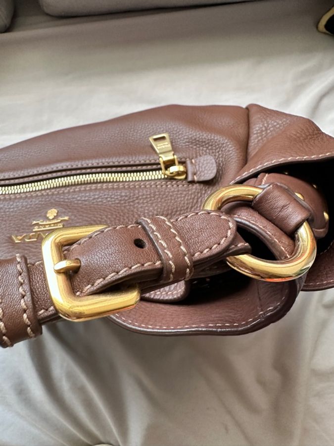 🤎 Prada 榛果奶茶棕 Hobo|通勤約會出遊一包搞定|容量超乎想像的神隊友-16