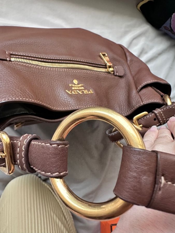 🤎 Prada 榛果奶茶棕 Hobo|通勤約會出遊一包搞定|容量超乎想像的神隊友-17