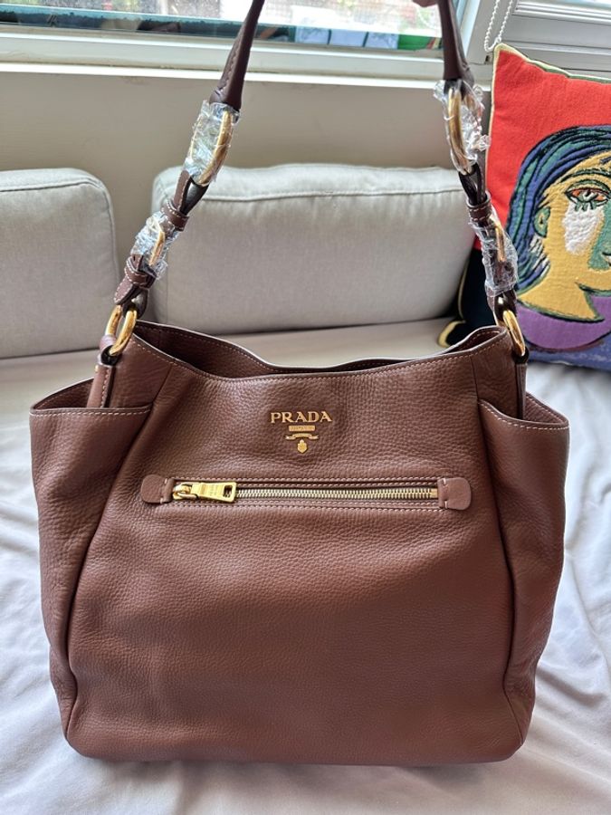 🤎 Prada 榛果奶茶棕 Hobo|通勤約會出遊一包搞定|容量超乎想像的神隊友-20