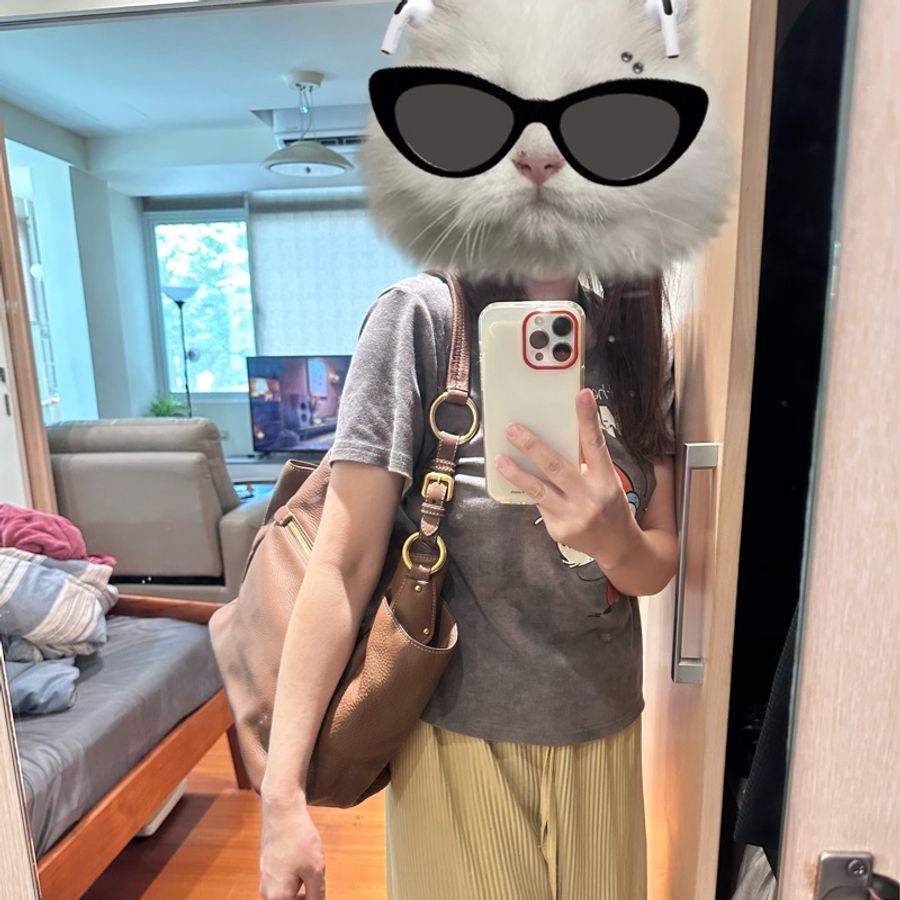 🤎 Prada 榛果奶茶棕 Hobo|通勤約會出遊一包搞定|容量超乎想像的神隊友-22