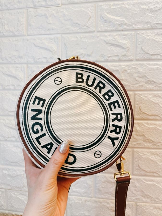 平台最低價最新閒置品✨ 許路兒同款 BURBERRY 巴寶莉 Louise 帆布圓餅手拿斜背包(白/棕)-11