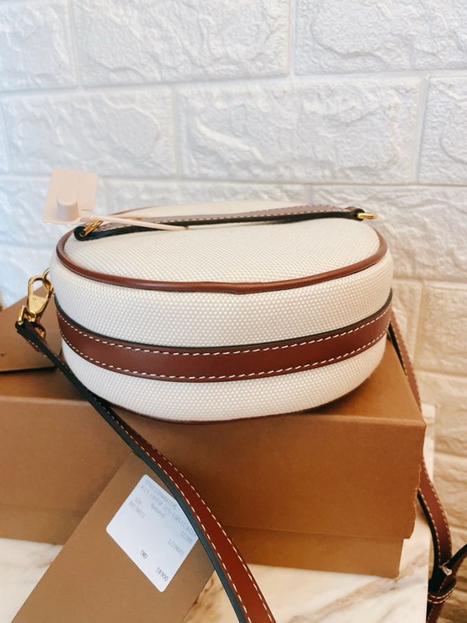 平台最低價最新閒置品✨ 許路兒同款 BURBERRY 巴寶莉 Louise 帆布圓餅手拿斜背包(白/棕)-12