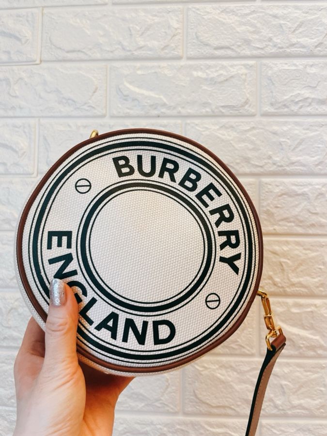 平台最低價最新閒置品✨ 許路兒同款 BURBERRY 巴寶莉 Louise 帆布圓餅手拿斜背包(白/棕)-13