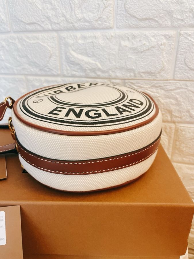 平台最低價最新閒置品✨ 許路兒同款 BURBERRY 巴寶莉 Louise 帆布圓餅手拿斜背包(白/棕)-14