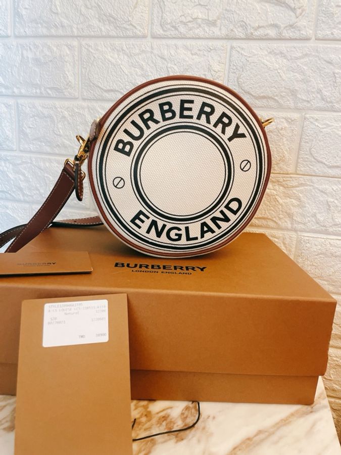 平台最低價最新閒置品✨ 許路兒同款 BURBERRY 巴寶莉 Louise 帆布圓餅手拿斜背包(白/棕)-15
