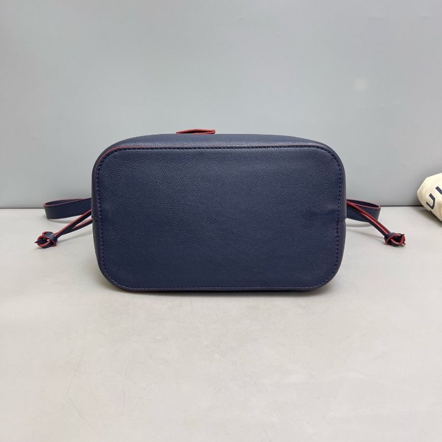 路易威登/Louis Vuitton Lockme Bucke藍色全皮編織水桶包-5