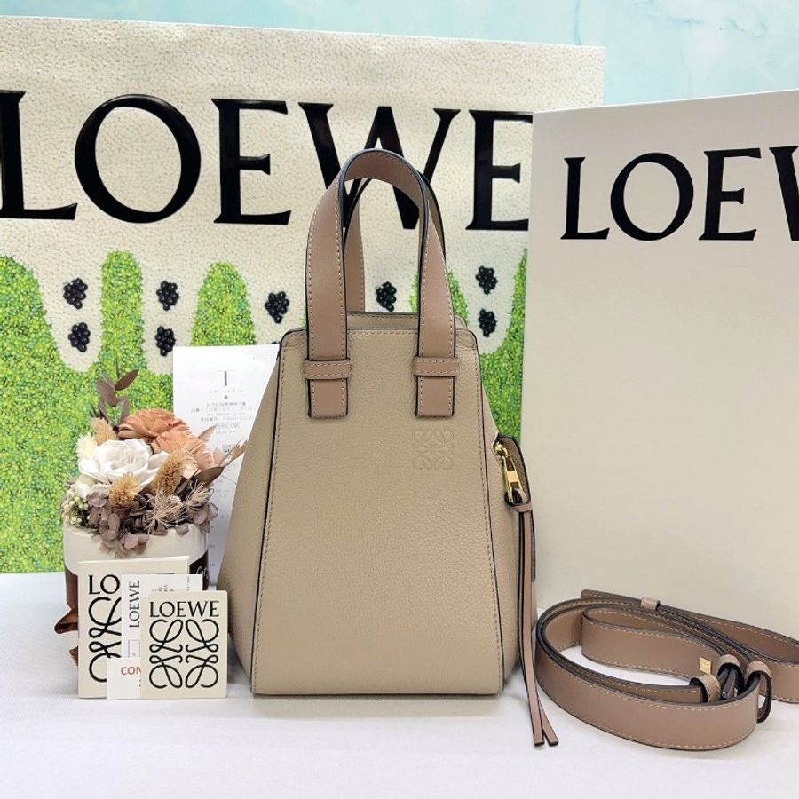 LOEWE 沙色粒面小牛皮吊床包-0