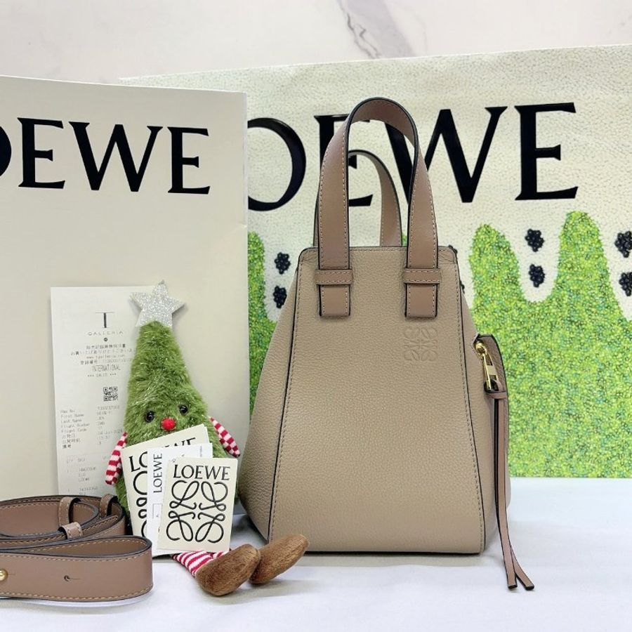 LOEWE 沙色牛皮吊床包-0