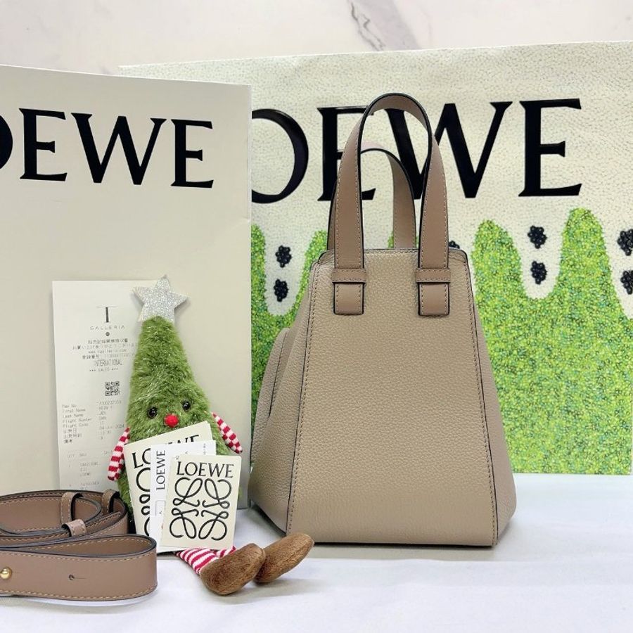 LOEWE 沙色牛皮吊床包-1