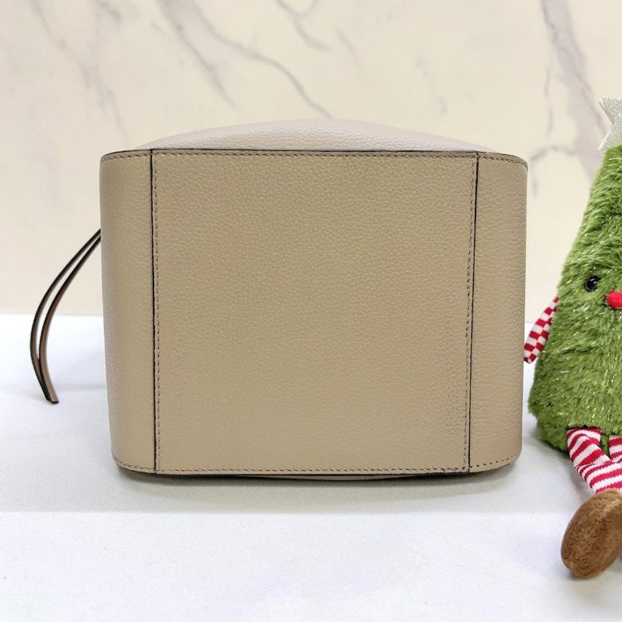LOEWE 沙色牛皮吊床包-6