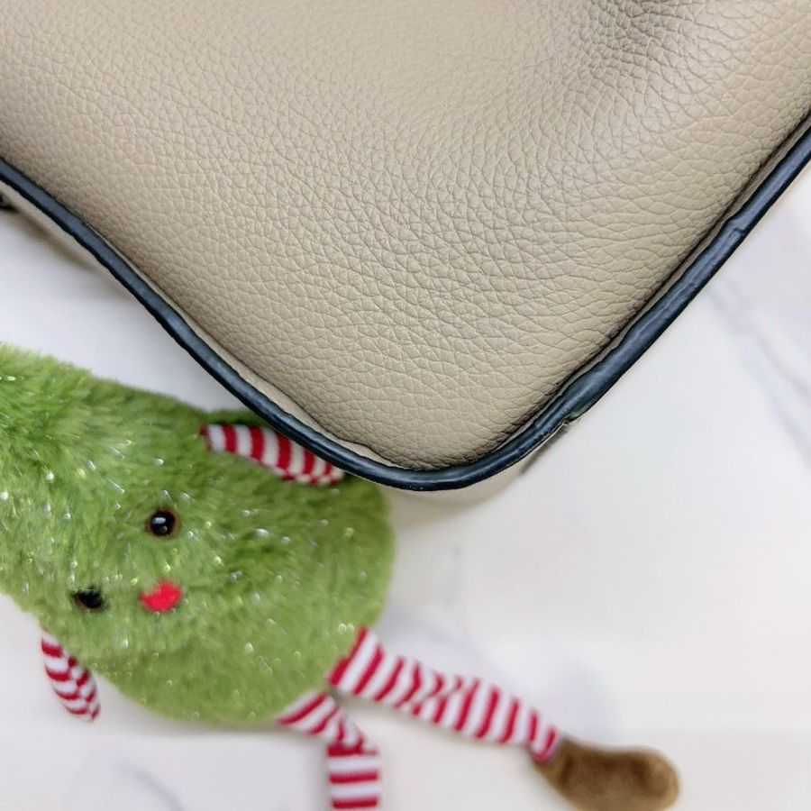 LOEWE 沙色牛皮吊床包-8