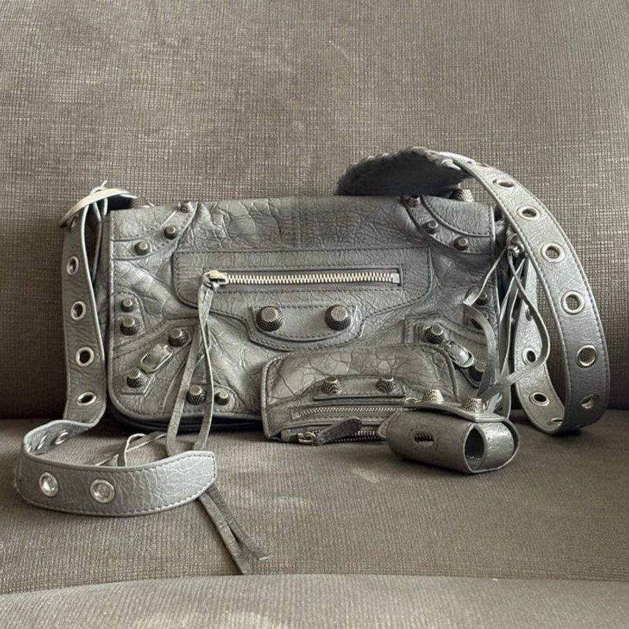 【 Balenciaga巴黎世家 】La Cagole_側背包/機車包/皮革包/卯釘包_Gray(洗舊灰)-0