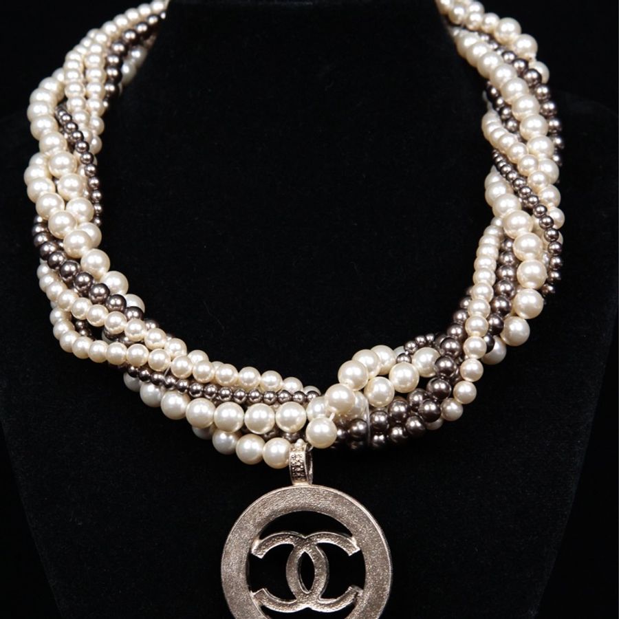 Chanel 16年多层珍珠缠绕镂空cc吊坠chocker短项链-1