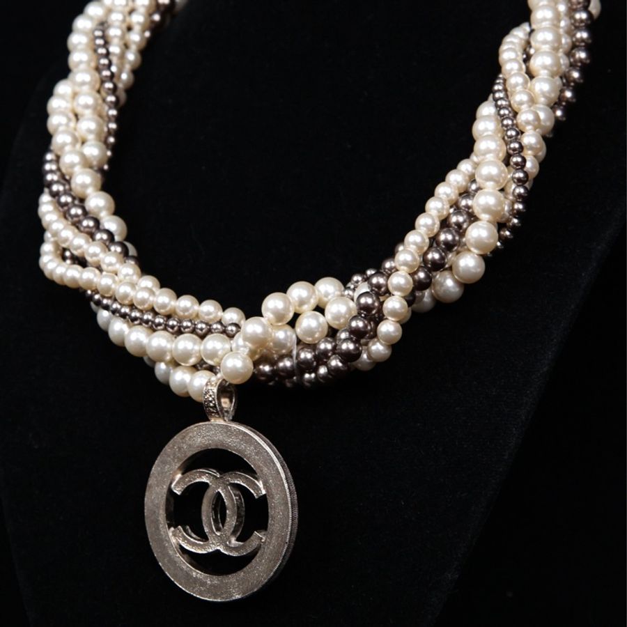Chanel 16年多层珍珠缠绕镂空cc吊坠chocker短项链-3