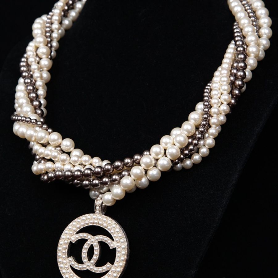 Chanel 16年多层珍珠缠绕镂空cc吊坠chocker短项链-5