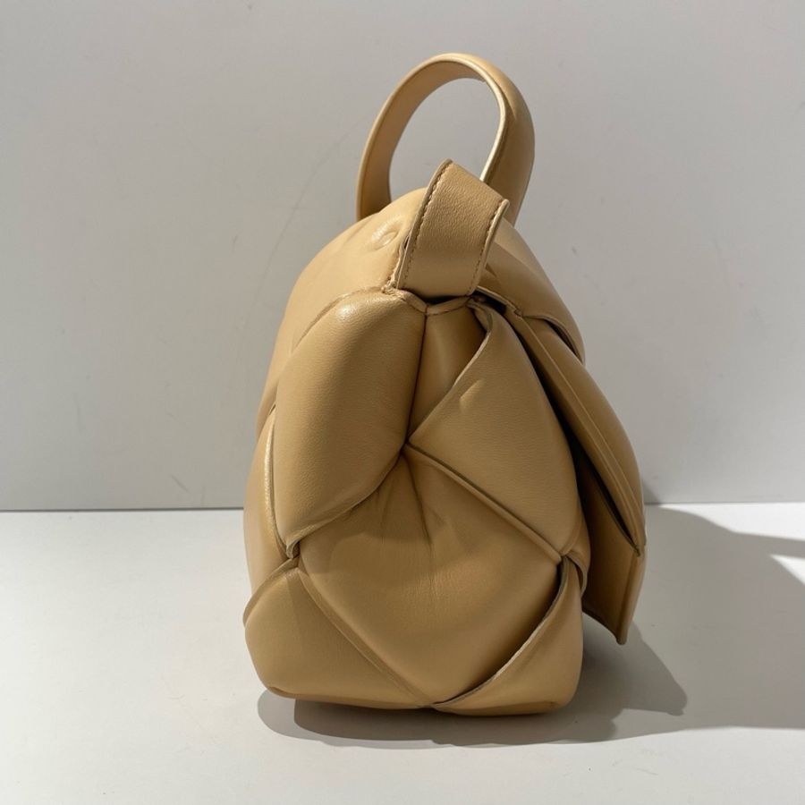 Bottega Veneta葆蝶家Cassette編織翻蓋枕頭包 杏色金扣 30*20cm-1