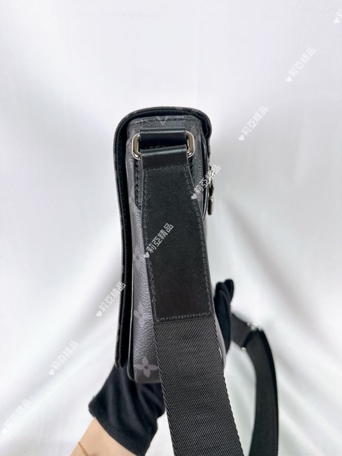 莉亞精品♡ LV M46255 黑老花翻蓋磁吸郵差包 二手美包-4