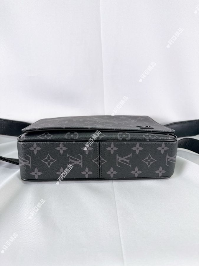 莉亞精品♡ LV M46255 黑老花翻蓋磁吸郵差包 二手美包-6